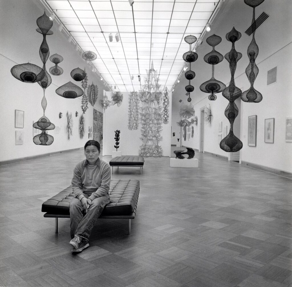 Laurence Cuneo. Ruth Asawa a San Francisco-i Modern Művészetek Múzeumában, 1973-ban tartott retrospektívjén. David Zwirner jóvoltából