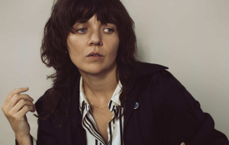 Courtney Barnett bejelentette új albumát, a „Creature Of Habit” reflektív kislemezzel, a „Site Unseen” Waxahatchee közreműködésével.
