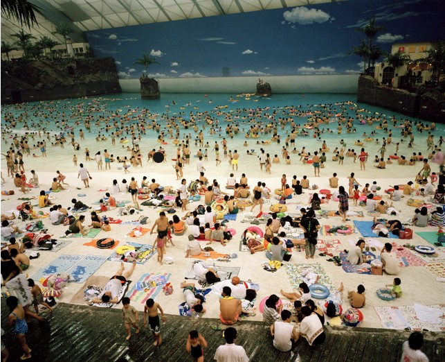 Martin Parr. Seagaia Ocean Dome, Miyazaki, Japán, 1996 © Martin Parr / Magnum Photos