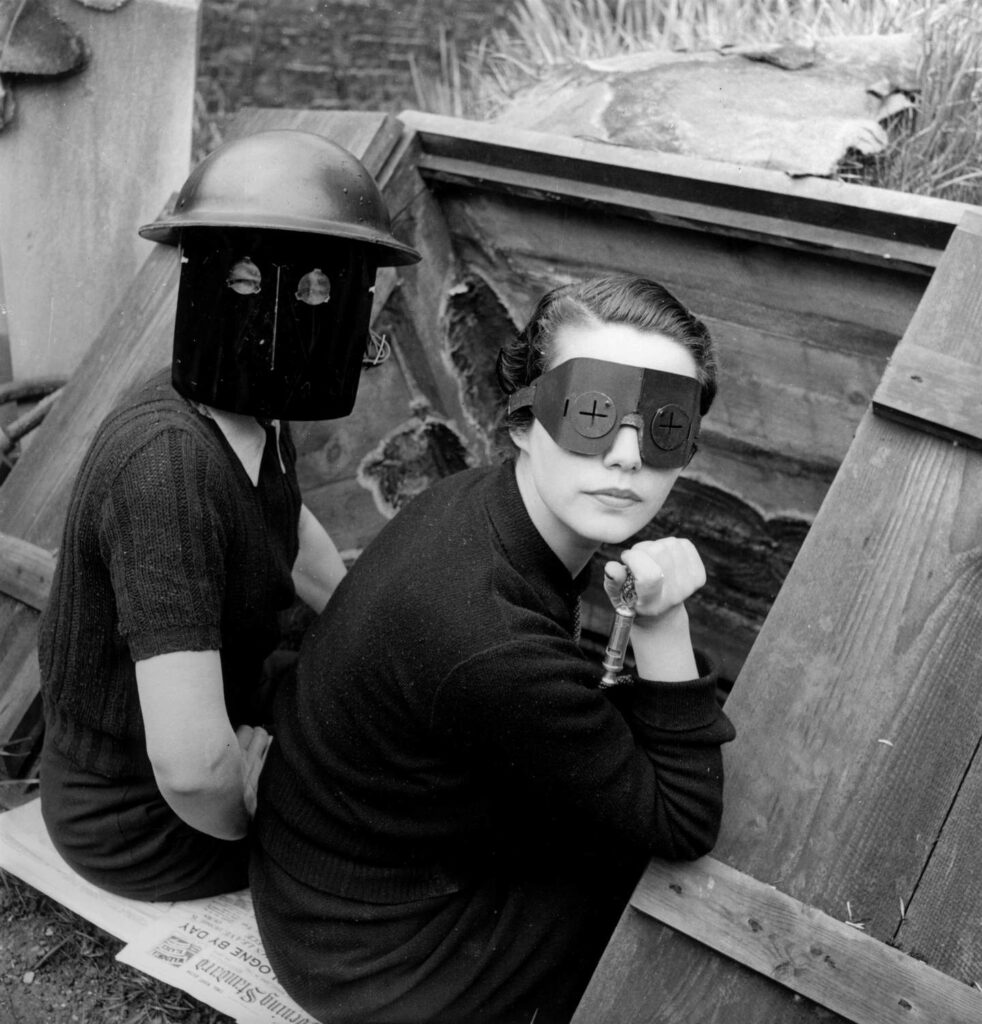 Lee Miller. Tűzmaszkok, Downshire Hill, London, 1941. Victoria and Albert Museum