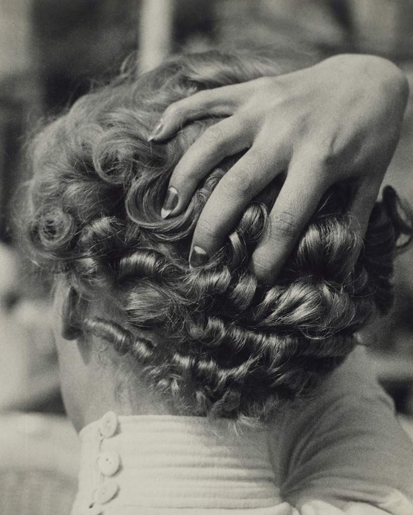 Lee Miller. Woman with Hand on Head, Párizs, 1931. Chicago Art Institute