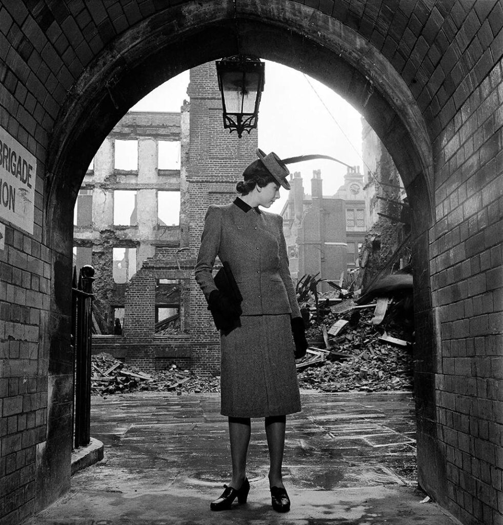 Lee Miller. Modell (Elizabeth Cowell) Digby Morton öltönyt visel, London, 1941. © Lee Miller Archives, Anglia 2023