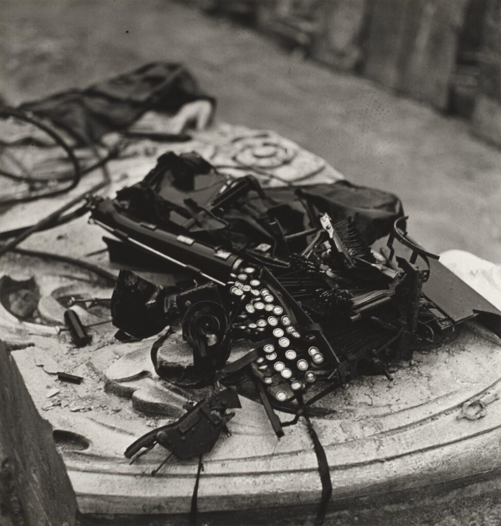 Lee Miller. Remington Silent, London, 1940. © Lee Miller Archives, Anglia 2023