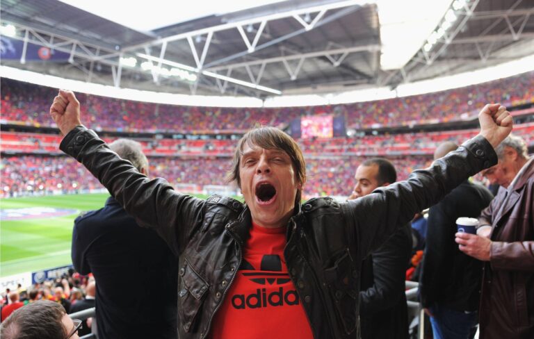 A Manchester United tiszteleg a Stone Roses néhai ikonja, Mani előtt az Arsenal meccse előtt
