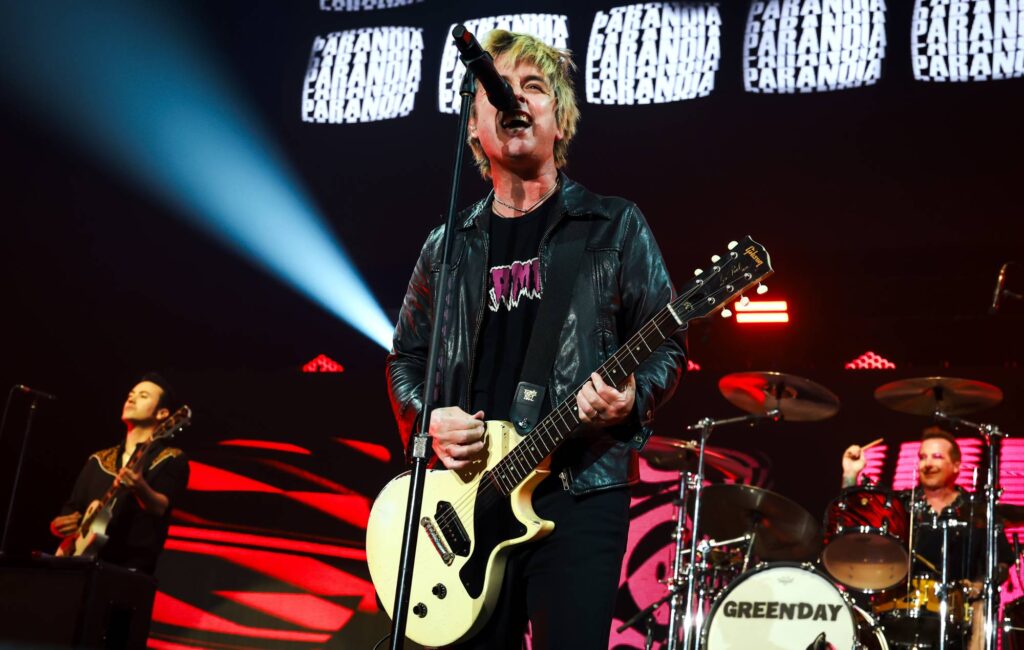 Nézze meg a Green Day-s Billie Joe Armstrong vicc visszaszámlálását, amikor visszatér az iHeartRadio Fesztiválra a 2012-es hírhedt összeomlás után
