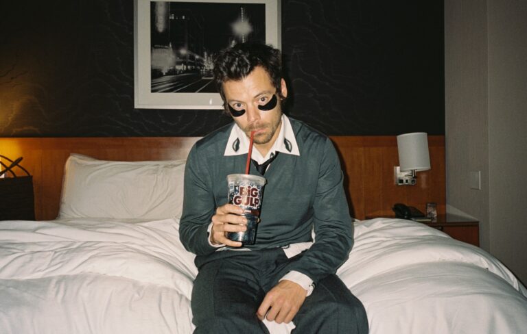 Nézze meg, amint Harry Styles rokonlelkekre lel a stalkerjében az „Aperture” új videójában
