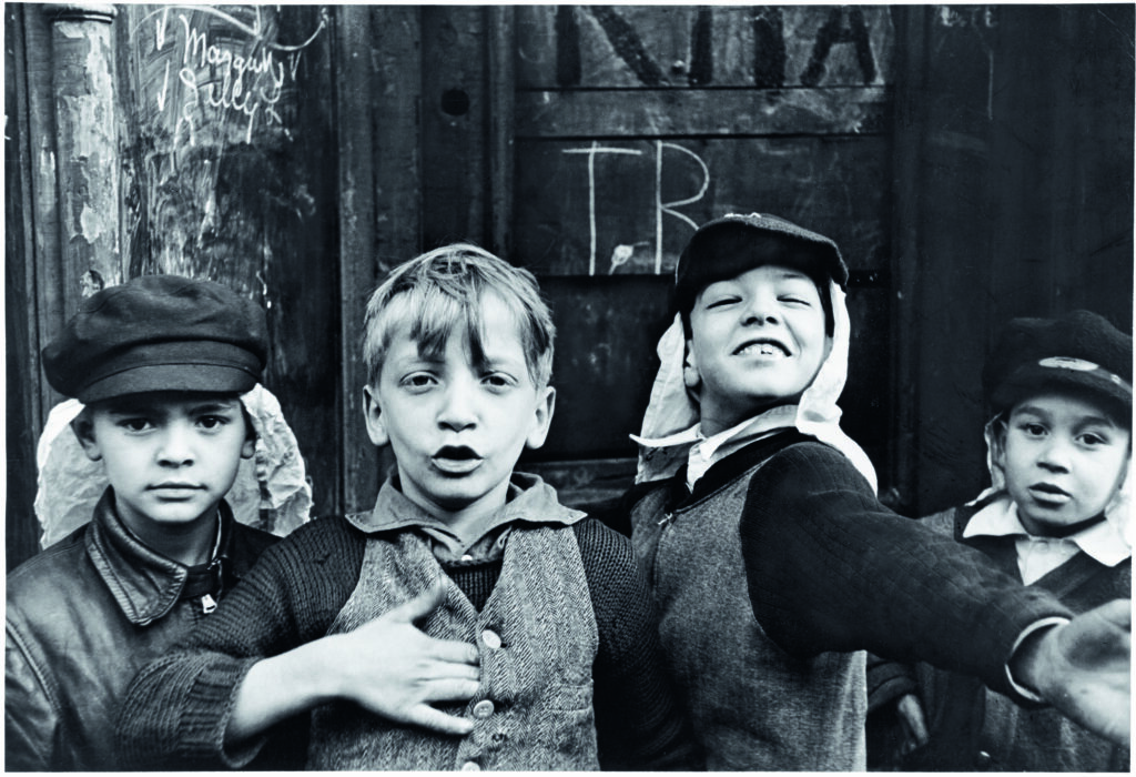 Helen Levitt. New York, 1940 körül. © Film Documents LLC, a Zander Galerie jóvoltából, Köln