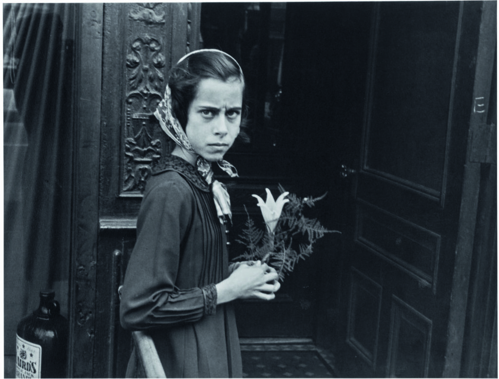 Helen Levitt. New York, 1939 körül. © Film Documents LLC, a Zander Galerie jóvoltából, Köln