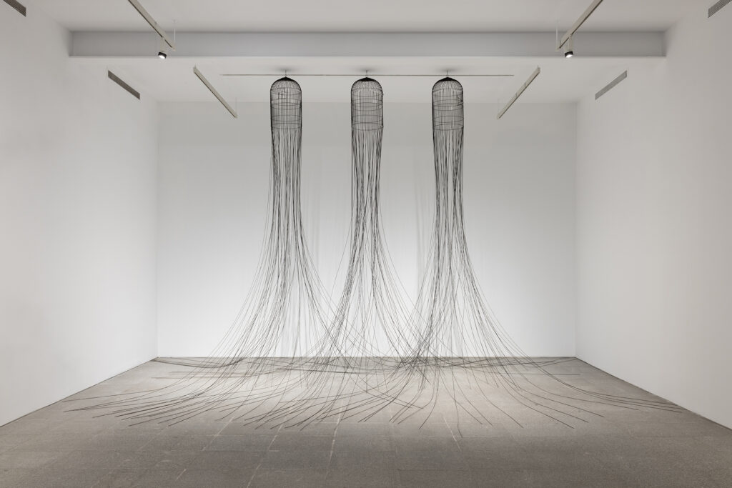 Pepe Espaliú, Cím nélkül (Három ketrec), 1992. Reina Sofia Múzeum. Fotó: Roberto Ruiz. © Pepe Espaliú, VEGAP, Madrid, 2026