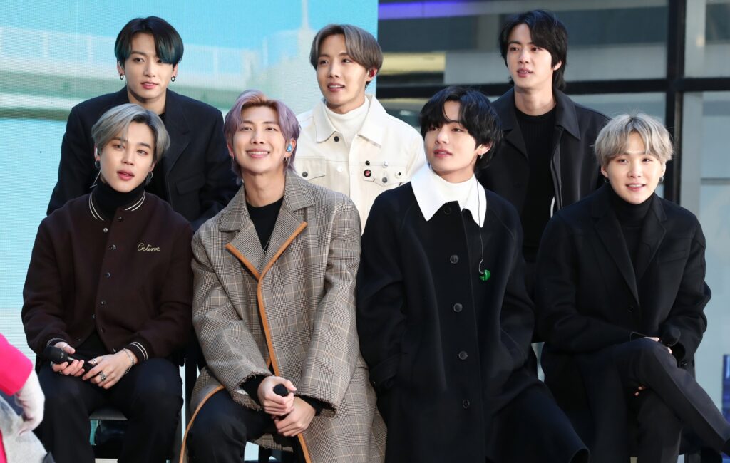 A BTS megosztja az új „ARIRANG” album számlistáját, amelyben Diplo, Kevin Parker, JPEGMAFIA és mások szerepelnek
