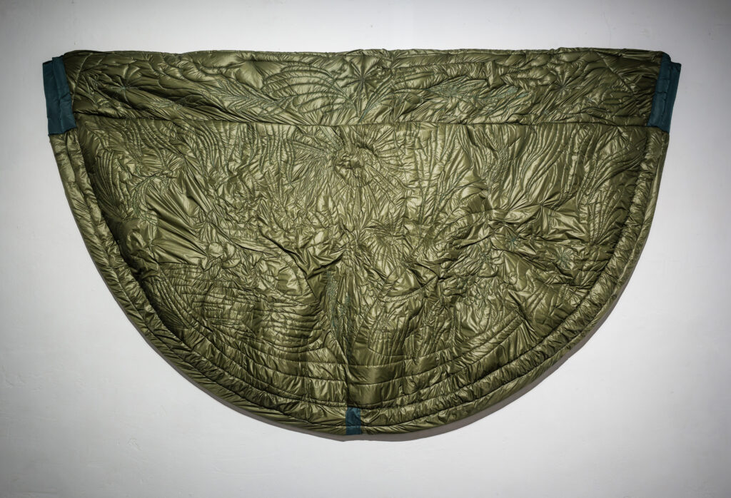 Maria Alcaide. Esőkabát vagy lóköpeny, 2025. © María Alcaide. Reina Sofia Múzeum