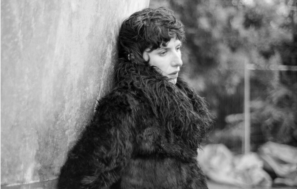 Aldous Harding új albumot jelentett be, a Train On The Island címmel, a rejtélyes One Stop című kislemezzel.
