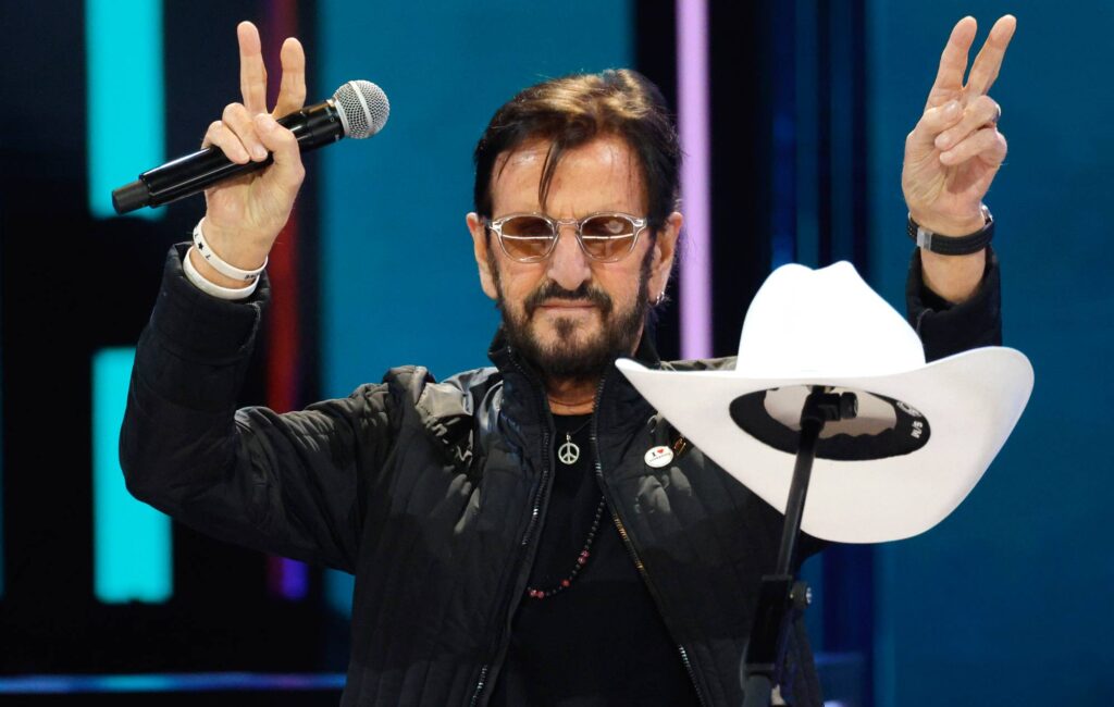 Ringo Starr bejelentette új albumát, a „Long Long Road” Billy Strings, Sheryl Crow és St. Vincent közreműködésével.
