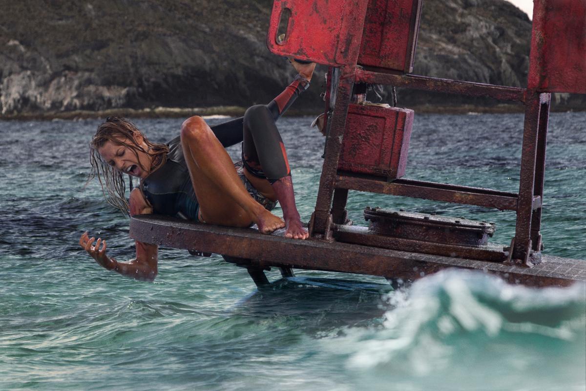 A zátony – Blake Lively a hullámok között