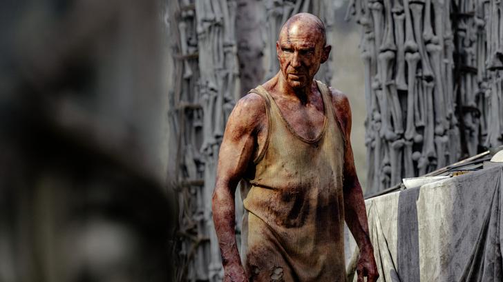 Ralph Fiennes Dr. Kelson szerepében a «28 ans plus tard» filmben