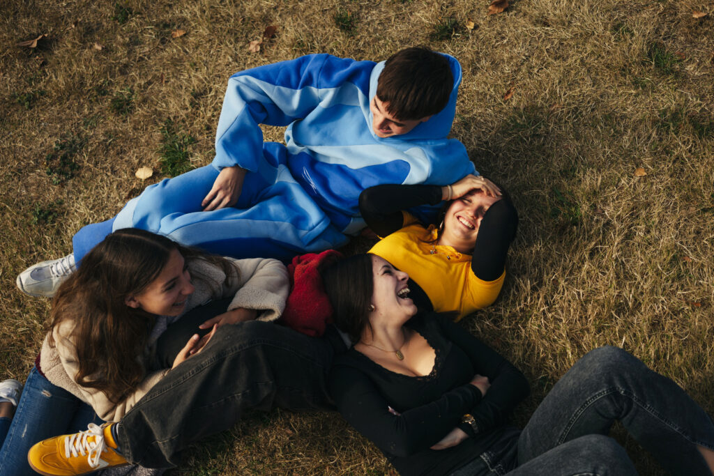 Yasmina Fouia Mireia, Àlex, Lucía i Lucía, Terrassa © A Bao A Qu - Institut Les Aimerigues