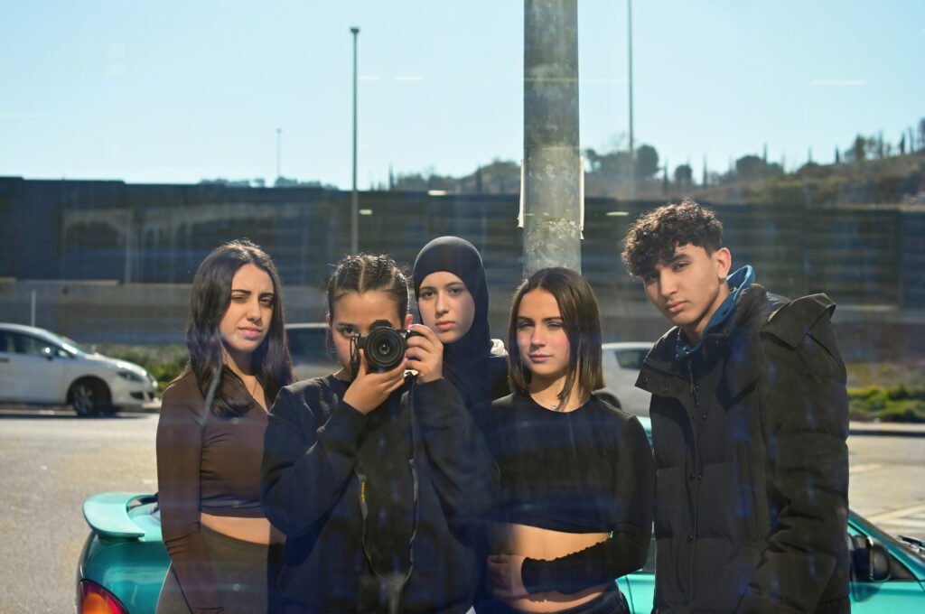 Hajar Ahannouk, Ikhlas Daoudi, Achraf El Idrissi, Ivet Lázaro, Miriam Reyes Önarckép a Roc Blanc környékén, Terrassa. © A Bao A Qu - Institut Les Aimerigues