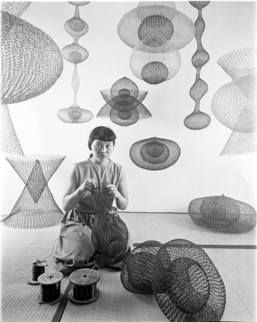 Ruth Asawa művész drótszobrokat készít, 1954. © 2026 Ruth Asawa Lanier, Inc., David Zwirner jóvoltából