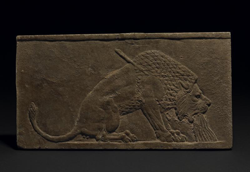 Nyíl által halálosan megsebesített oroszlán gipszfali domborműve, ie 645-640. Kr. u., Északi palota, Ninive (Irak). 1992. A British Museum megbízottjai