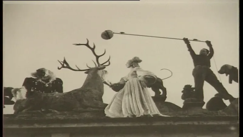 Jelenet a galériákon Josette Day és Jean Marais között