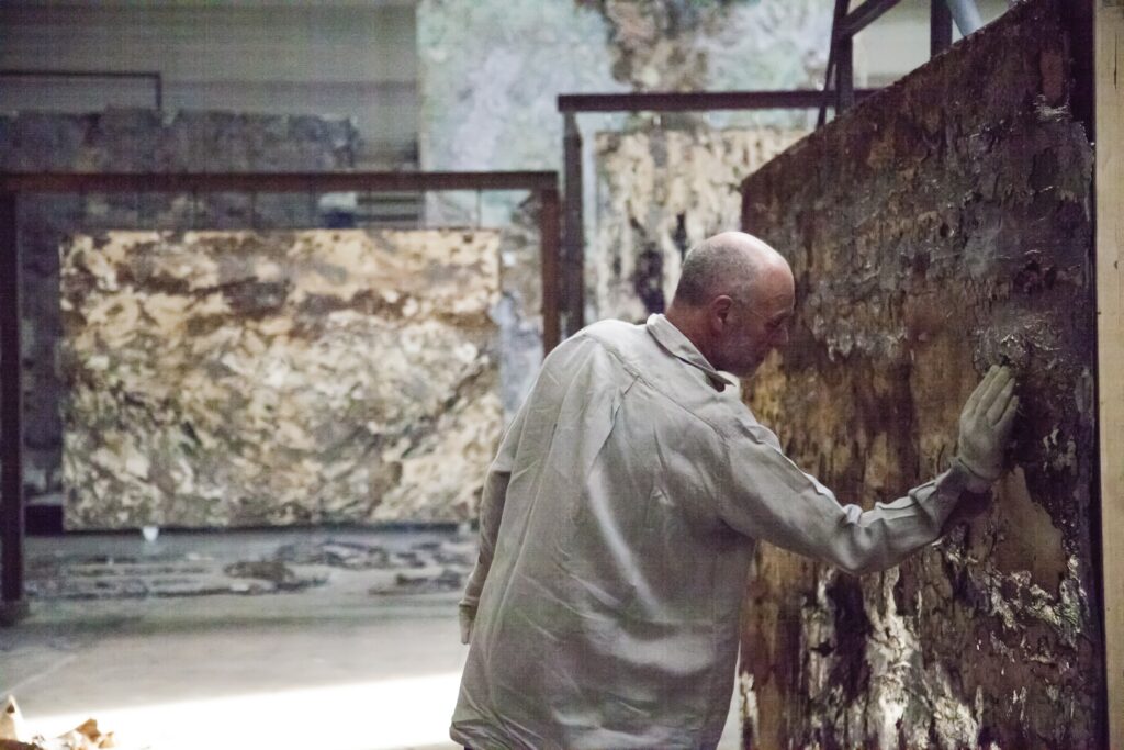 Anselm Kiefer a stúdiójában 2016-ban. Fényképezés: Waltraud Forelli
