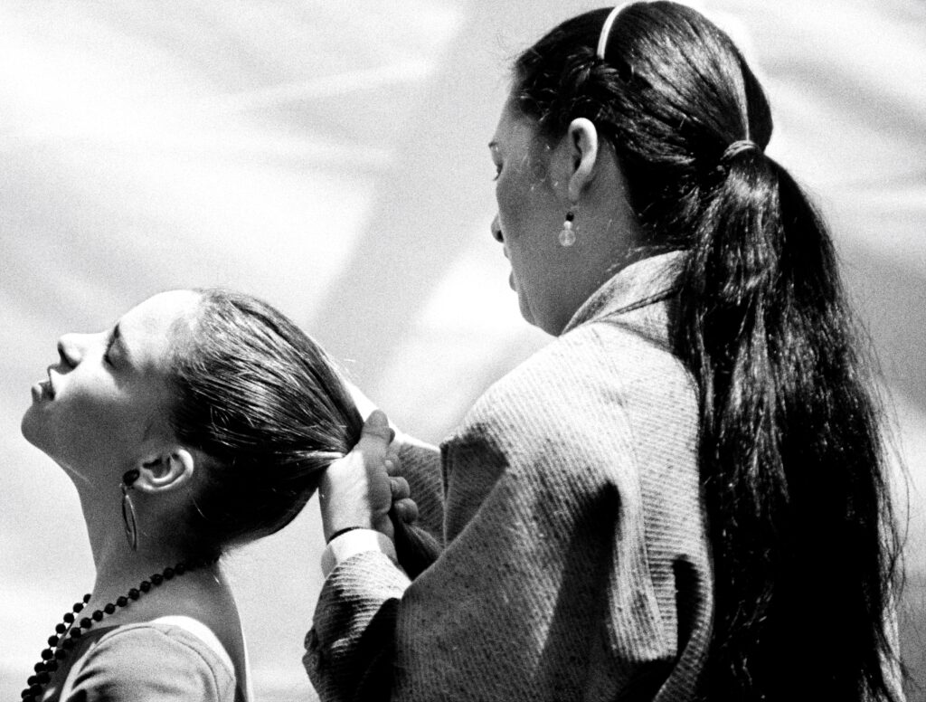 Farok. Anya lánya haját fésüli, 1994. Colita Photography Archive