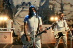 A Foo Fighters zombiapokalipszissel néz szembe a véres új Spit Shine videóban, Dave Grohl rendezésében.