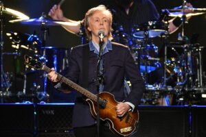 Paul McCartney meglepetésszerű „Hello, Goodbye” előadással zárja az utolsó „Colbert” epizódot