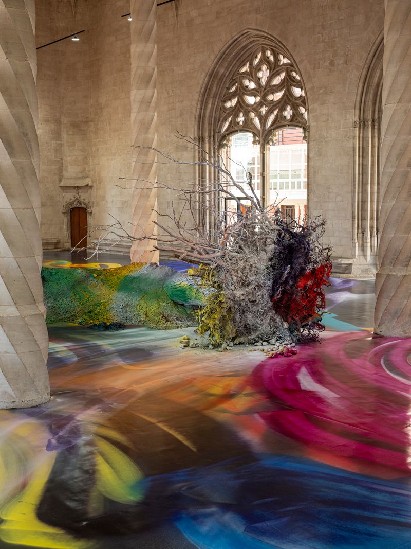 Katharina Grosse. Arrels, 2026. Az Es Baluard Museu jóvoltából. Fotó: Bruno Daureo. © a mű, Katharina Grosse, VEGAP, Illes Balears, 2026