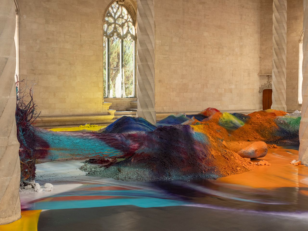 Katharina Grosse. Arrels, 2026. Az Es Baluard Museu jóvoltából. Fotó: Bruno Daureo. © a mű, Katharina Grosse, VEGAP, Illes Balears, 2026
