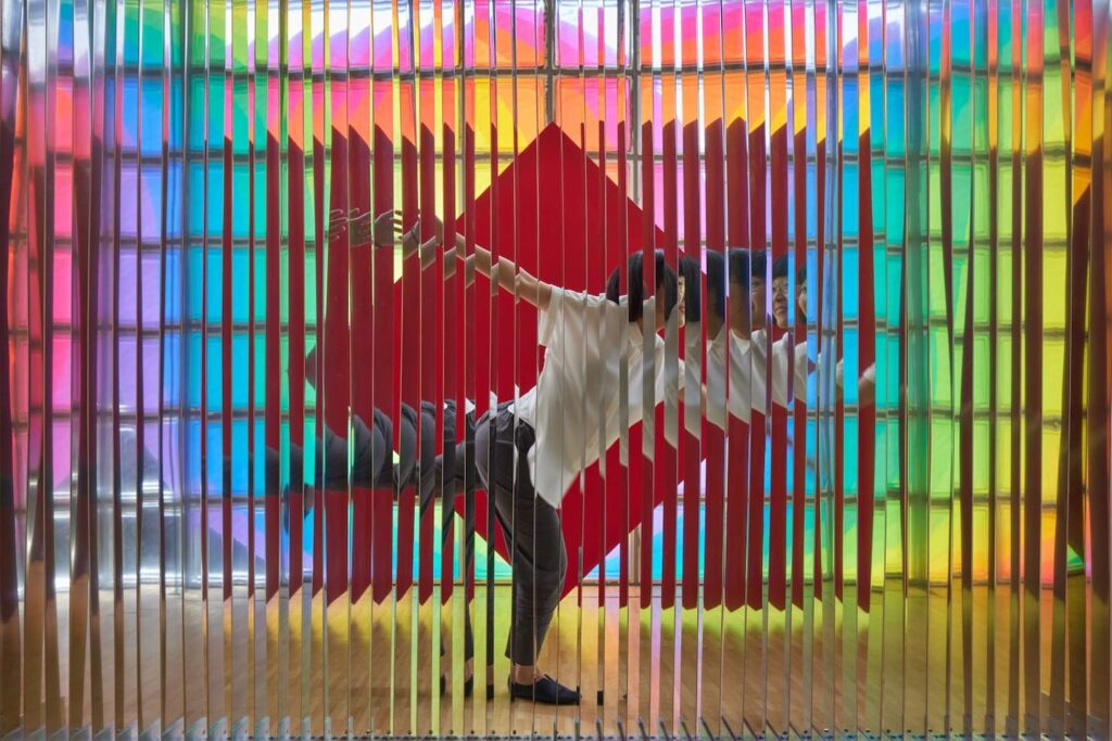 Julio Le Parc. Képernyő fényvisszaverő lapátokkal. Hermes Tokió, 2021