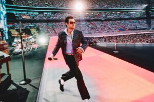 Harry Styles tiszteleg David Hockney előtt, és visszaemlékezik a One Direction napjaira, miközben elindítja a rekordot döntő Wembley-futást