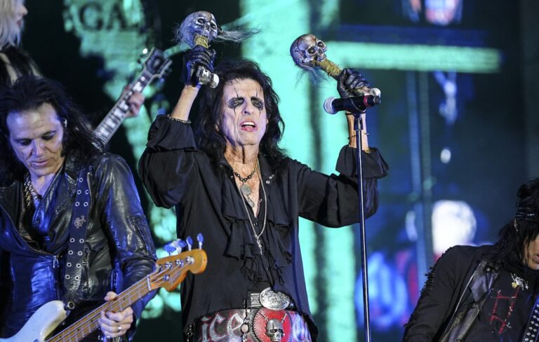Alice Cooper köszönetet mond annak a férfinak, aki megtalálta elveszett hitelkártyáját legújabb albumának aláírt példányával
