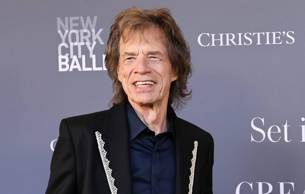 Mick Jagger elismeri, hogy a Rolling Stones életrajzi film ötlete "érdekli".
