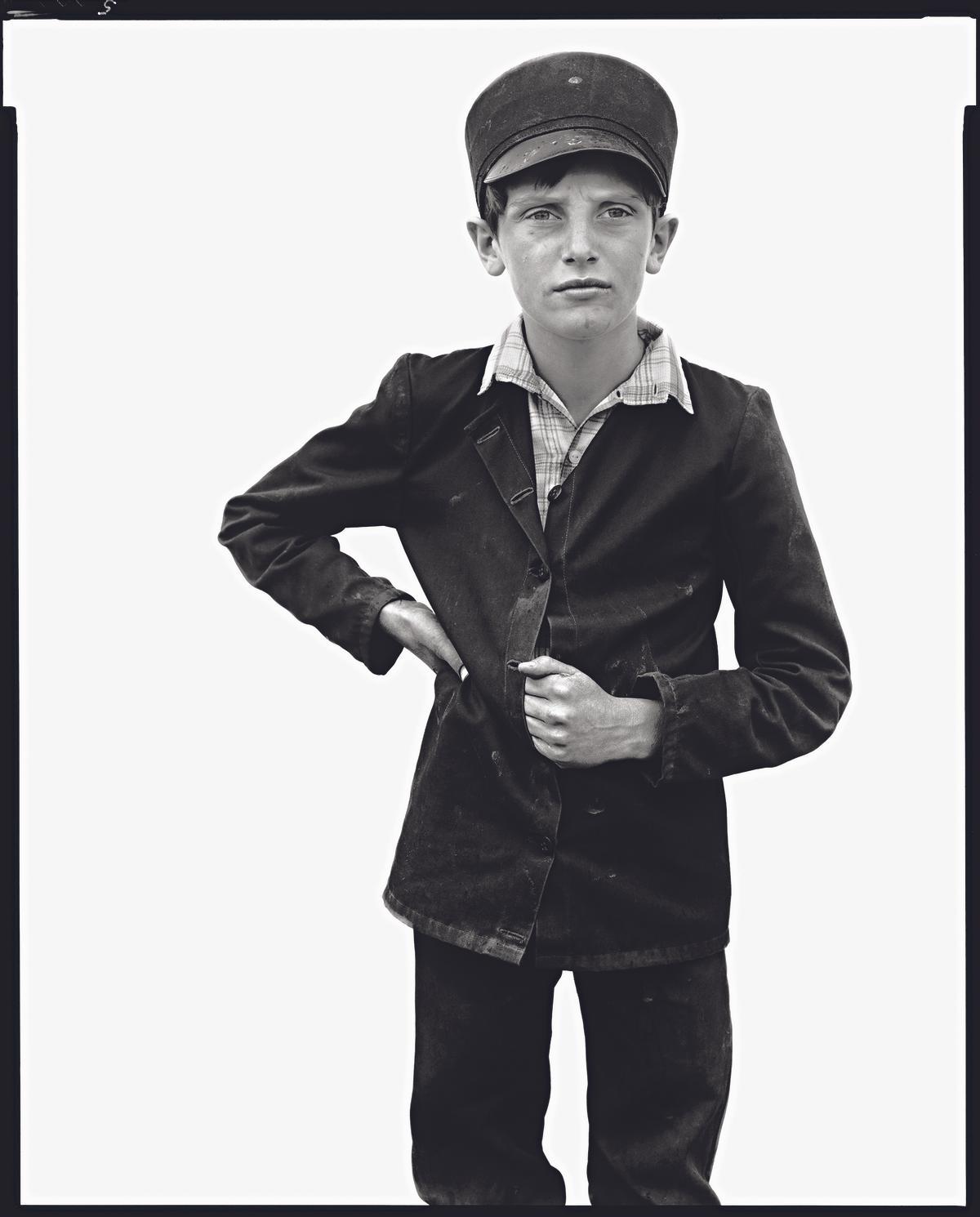 Richard Avedon. Jesse Kleinsasser, sertésember, hutterita kolónia, Harlowton, Montana, 1983. június 23. © The Richard Avedon Foundation