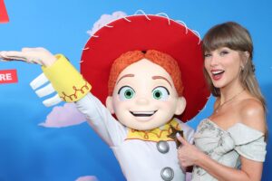 Tekintse meg Taylor Swift és Randy Newman „You've Got a Friend in Me” duettjét a „Toy Story 5” premierjén