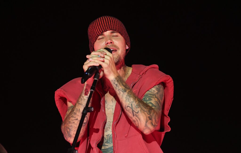 Justin Bieber csatlakozik Chris Martin FIFA-világbajnokság döntőjének félidei műsorához Madonna, Shakira és a BTS mellett
