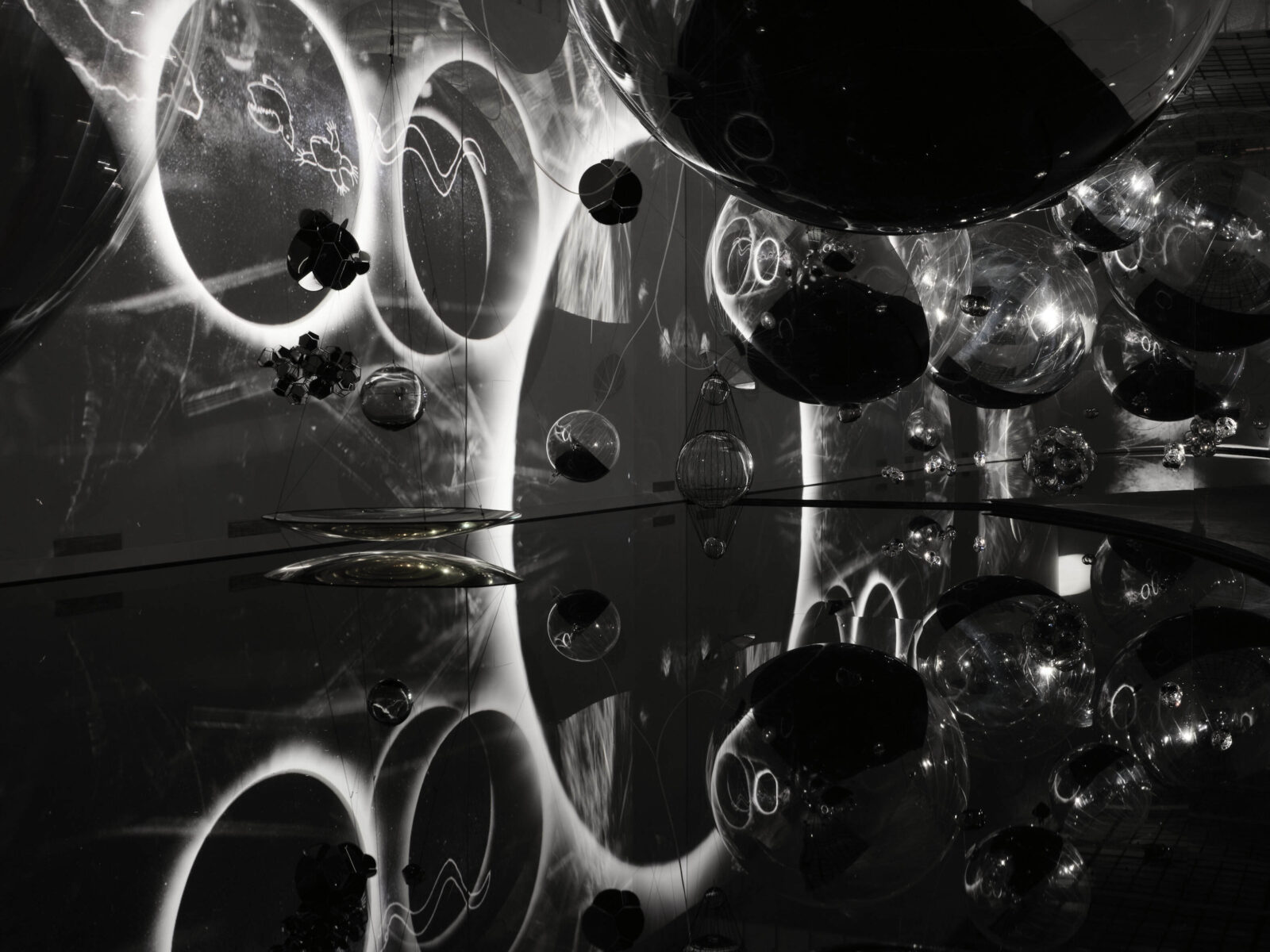 Tomás Saraceno. Ősi jövők. Haus der Kunst. Fotó: Agostino Osio