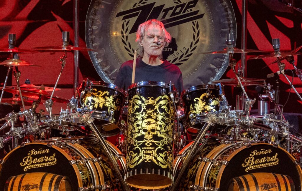 77 éves korában elhunyt Frank Beard, a ZZ Top dobosa

