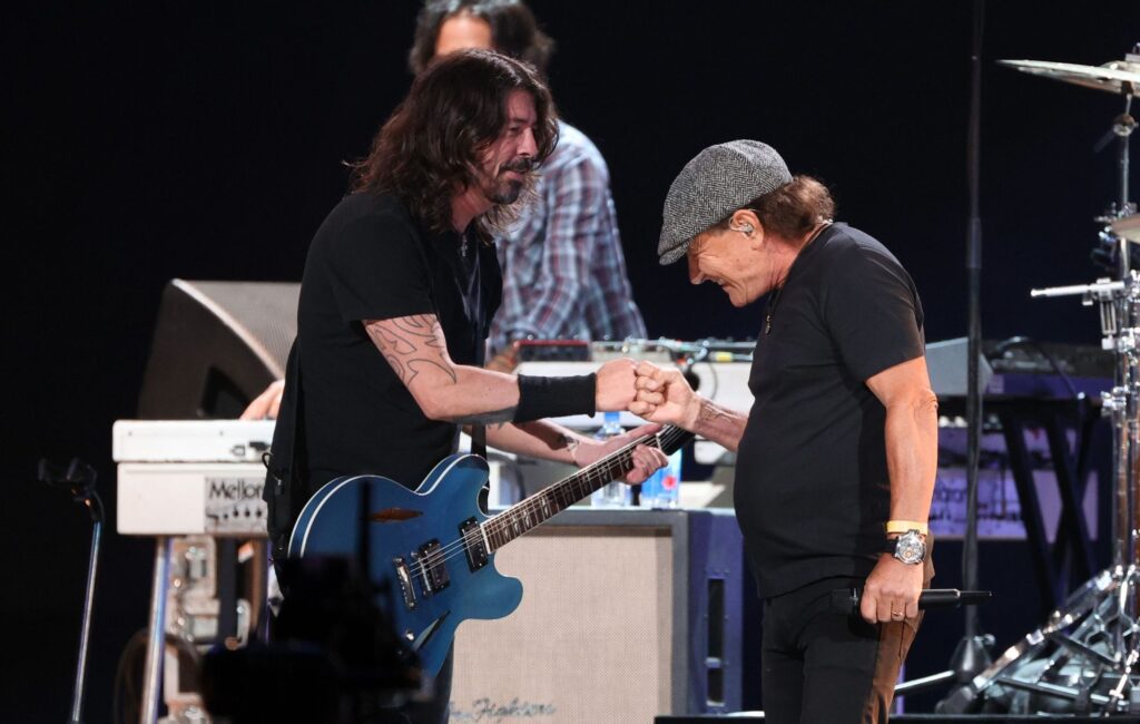 A Foo Fighters beszáll az AC/DC támogatójaként „csak egy éjszakára”: „Ez szó szerint egy valóra vált álom. Tehát ha vérre vágyik, megvan.”
