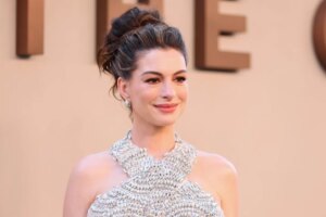 Anne Hathaway szerint az olyan filmek, ahol a kutyák meghalnak, „automatikusan R minősítést kell kapniuk”