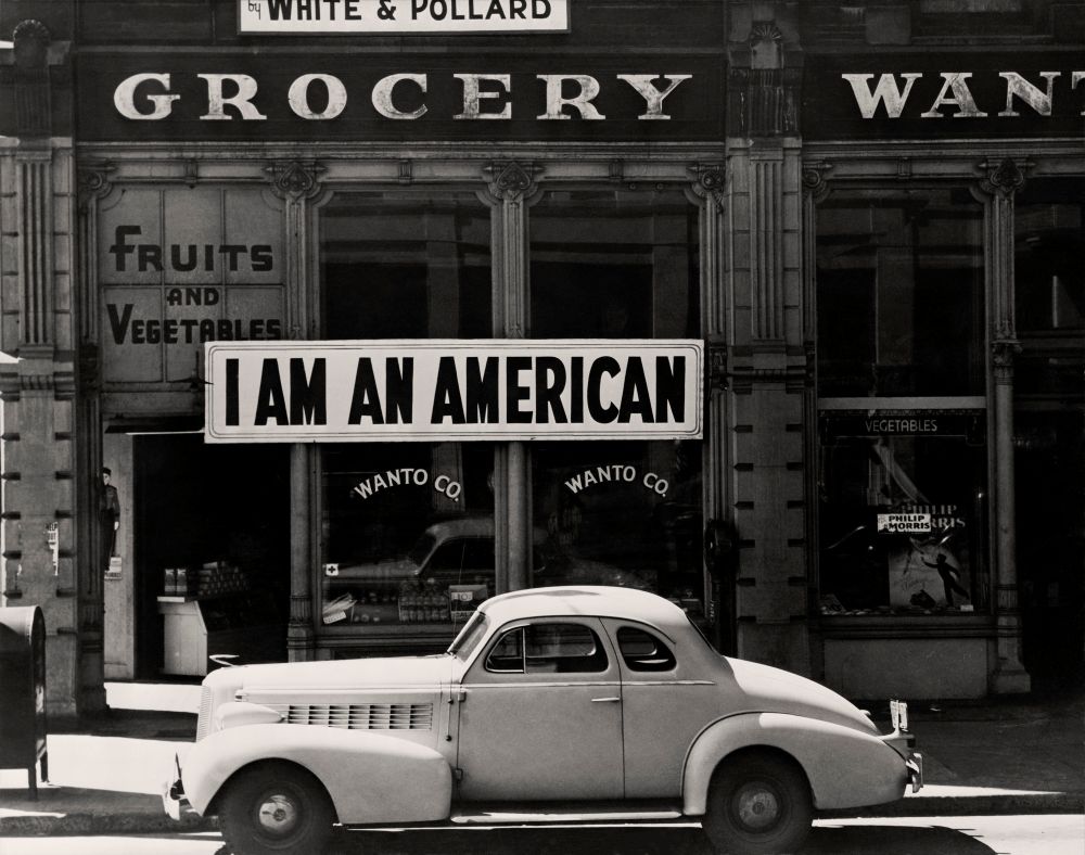 Dorothea Lange. Egy nagy tábla: Amerikai vagyok, 1942. New York Public Library