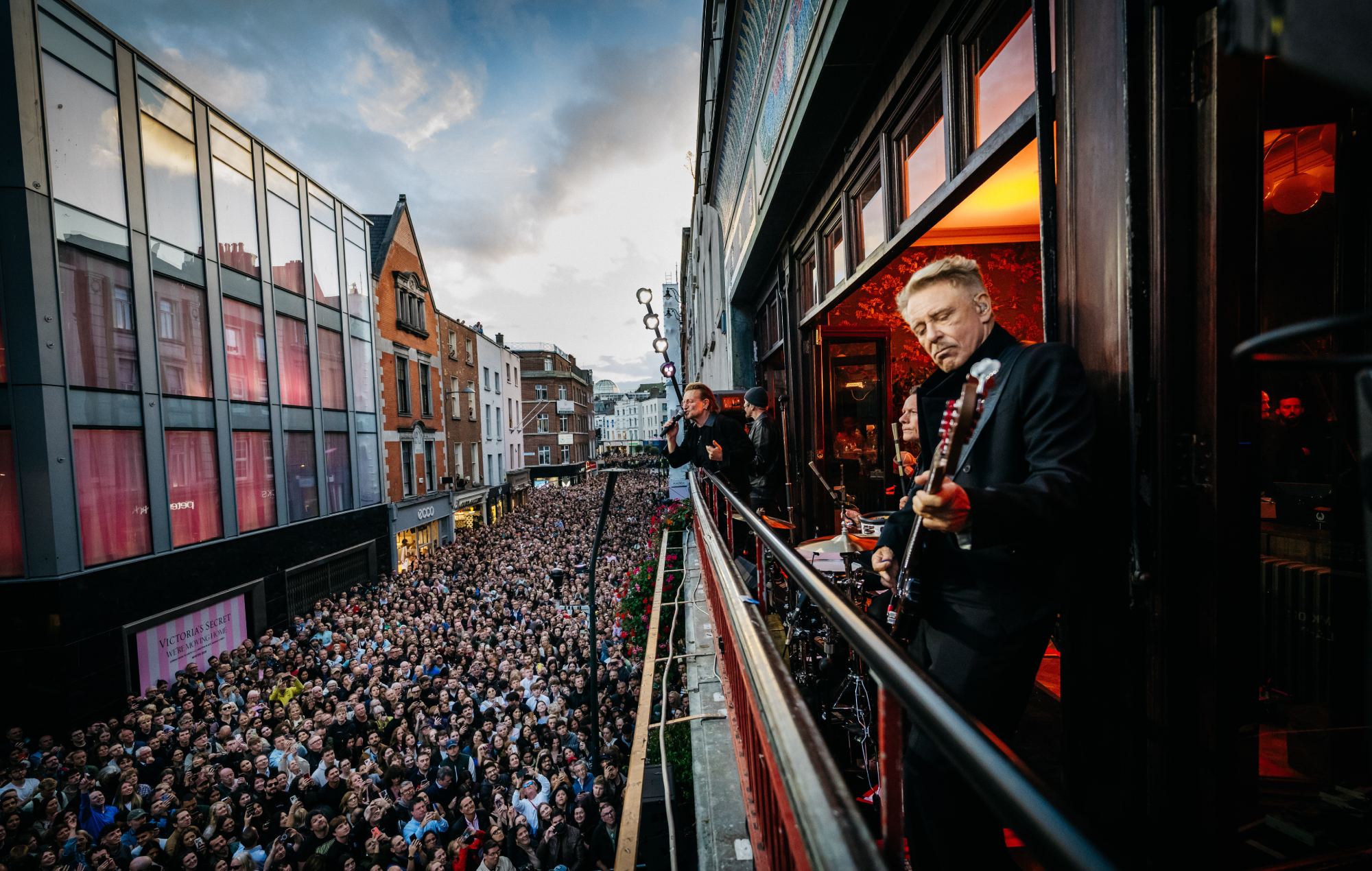 A U2 a dublini Grafton Streeten él. Hitel: Rich Fury