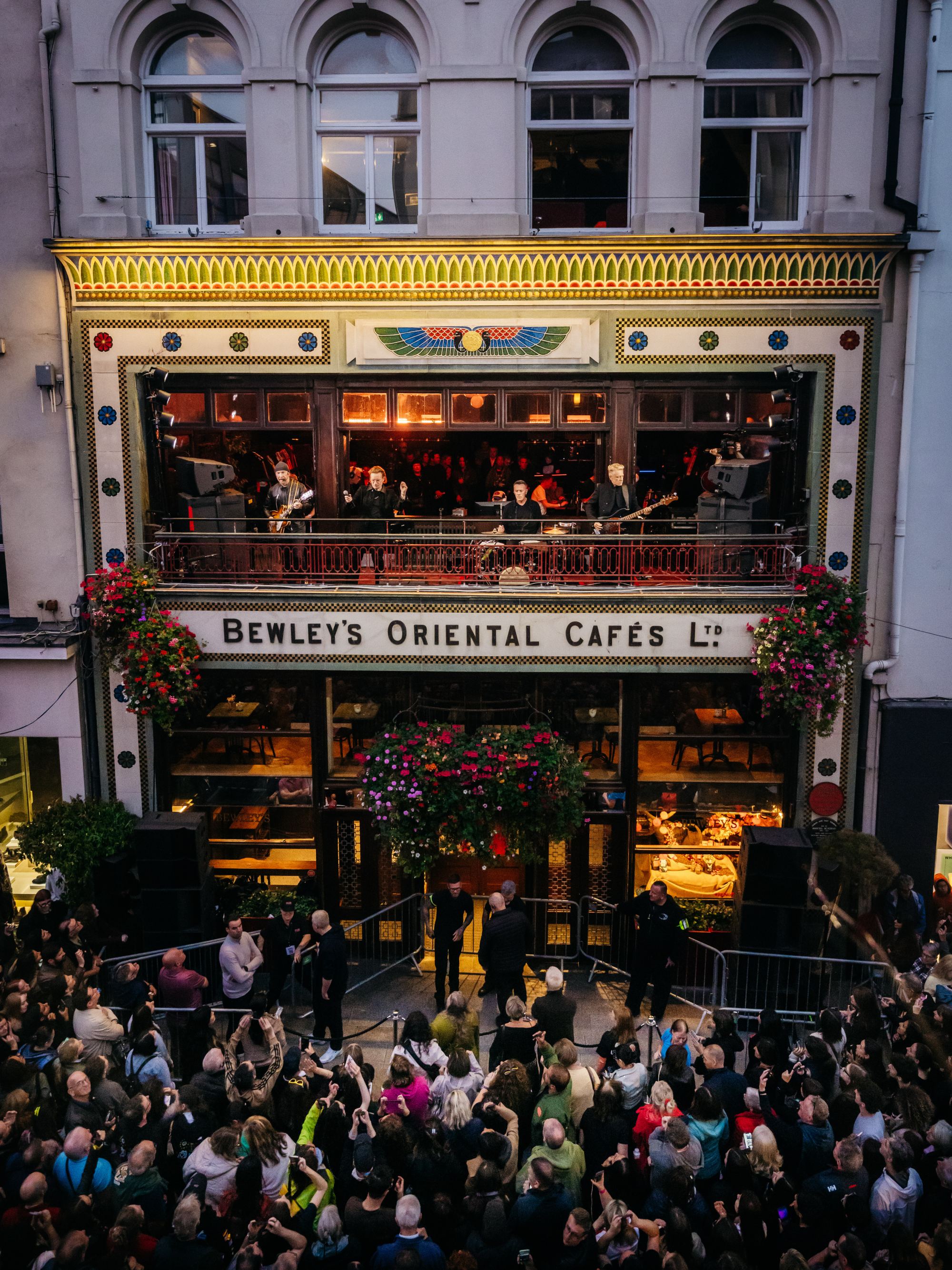 A U2 a dublini Grafton Streeten él. Hitel: Rich Fury