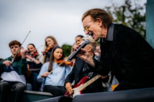 A U2 dublini koncertekkel és egykori középiskolájukkal ünnepli 50. évfordulóját.
