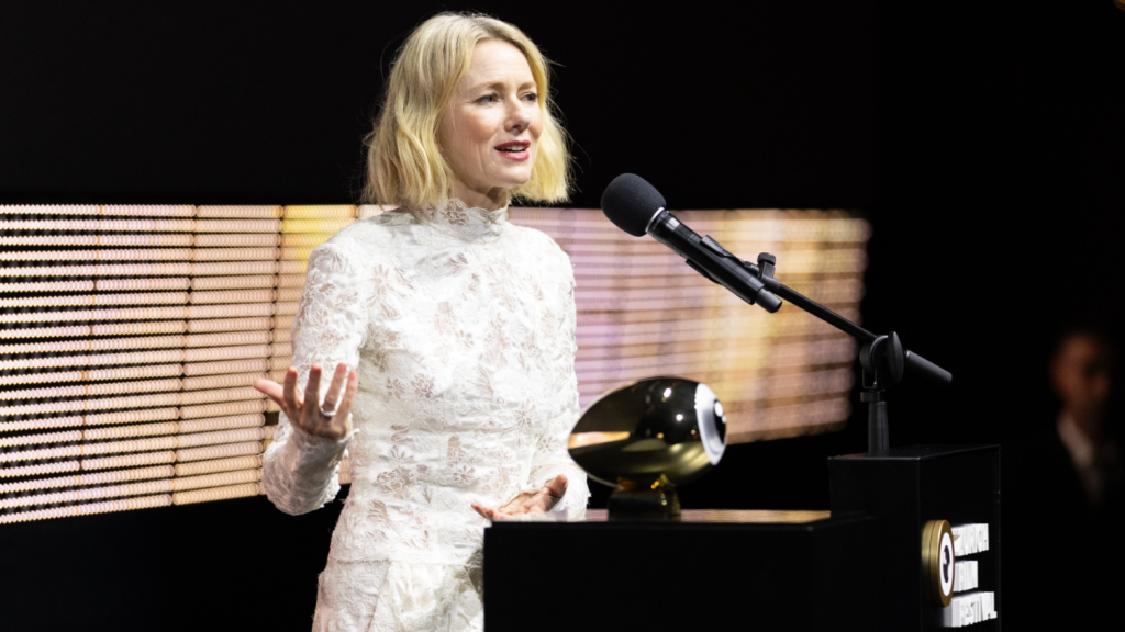 Naomi Watts megdicséri férjét, Billy Crudupot, amiért támogatta a menopauza miatti aktivizmusát: „Olyan édes – és szexi”

