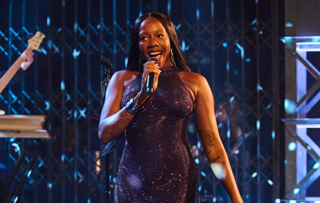 Nézd meg Rachel Chinouriri „Never Need Me” című dalát az „SNL UK” műsorban
