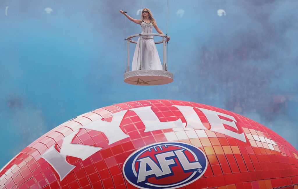 Nézze meg Kylie Minogue epikus előadását az AFL nagydöntőjéből
