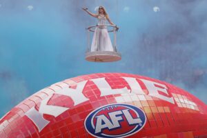 Nézze meg Kylie Minogue epikus előadását az AFL nagydöntőjéből