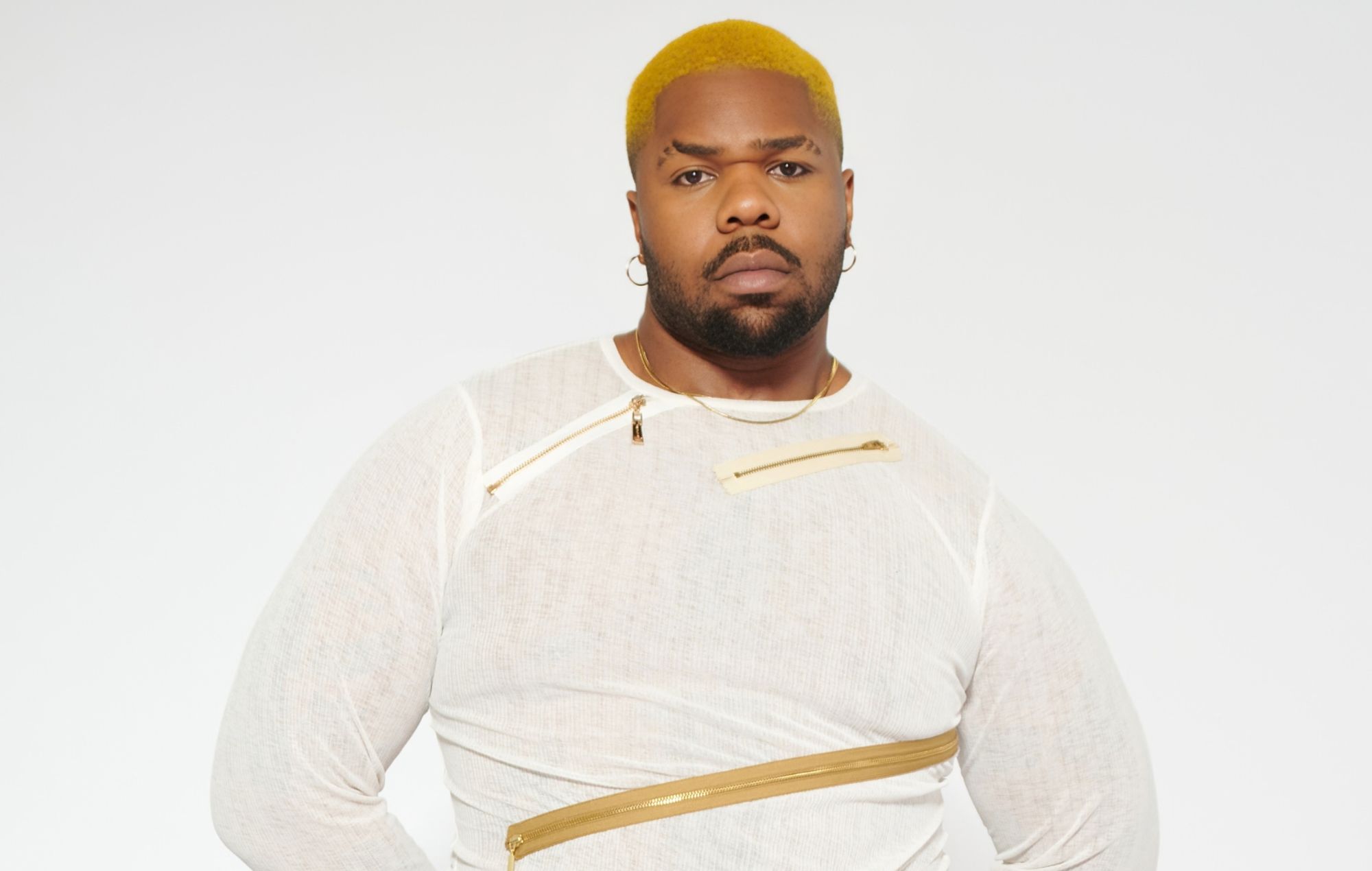 MNEK. HITEL: Lewis Vorn